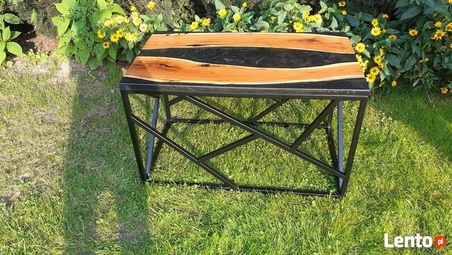 stół z drewna i żywicy epoksydowej