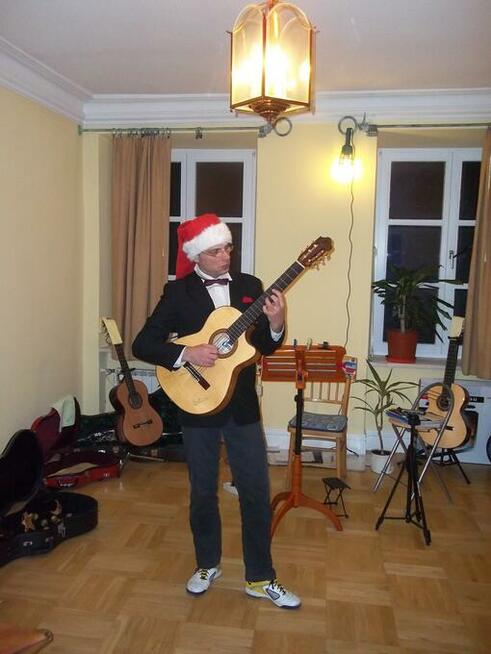 Wigilia Firmowa przy gitarze. Gitarzysta na Wigilię Firmową.