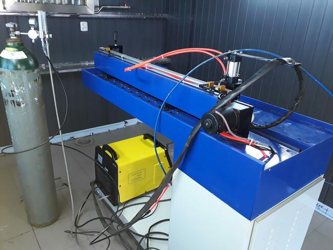 Spawarka liniowa do spawania rur