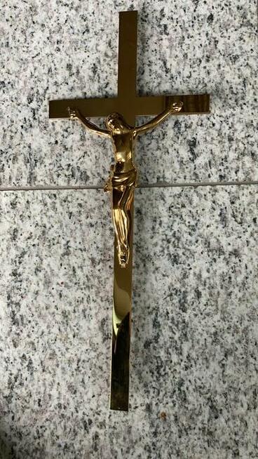 Złoty krzyż z wizerunkiem Jezusa