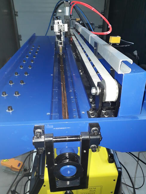 Spawarka liniowa do spawania rur