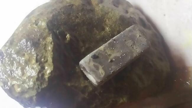 Meteoryt z oliwinowymi chondrami wyjątkowo ładny