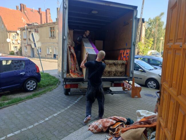 DRAGON WYWÓZ OPRÓZNIANIE mieszkan Piwnic Garazy Domów
