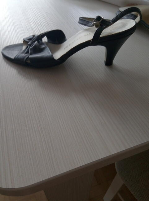 nowe czarne, skórzane sandałki