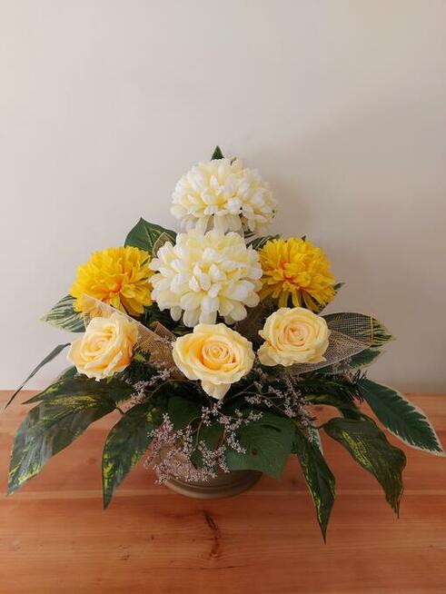 Stroiki, kompozycje kwiatowe na groby