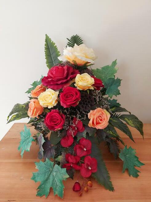 Stroiki, kompozycje kwiatowe na groby