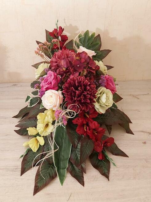 Stroiki, kompozycje kwiatowe na groby