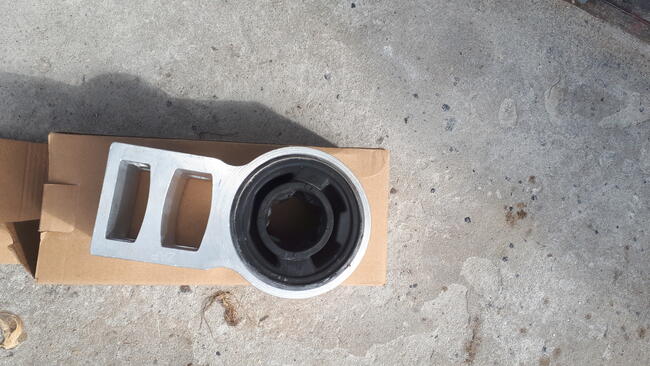 Sprzedam tuleje wahacza alfa 159