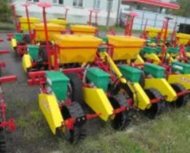 Siewnik mechaniczny do punktowego wysiewu nasion kukurydzy