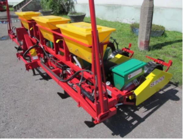 Siewnik mechaniczny do punktowego wysiewu nasion kukurydzy