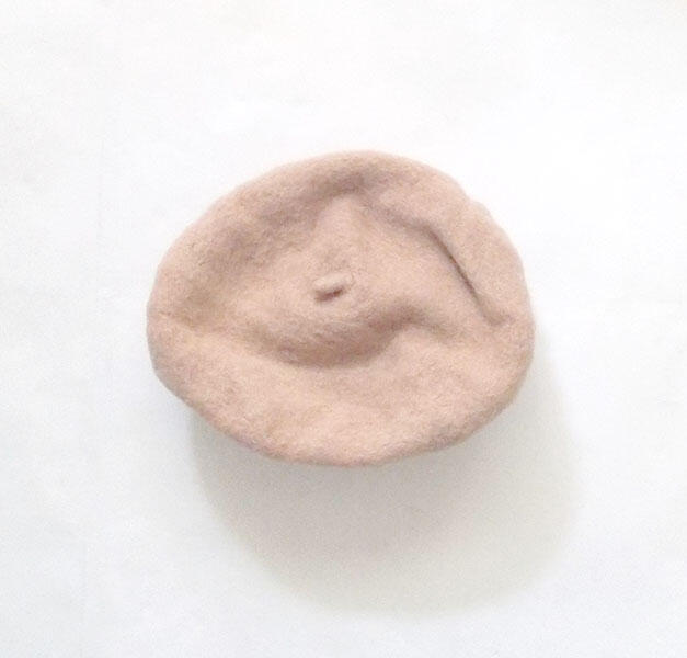 beżowy beret z filcu