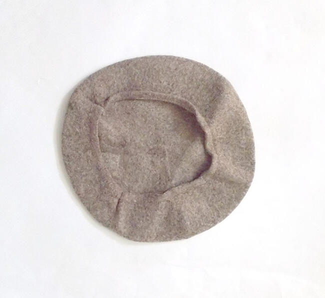 brązowy berecik z filcu