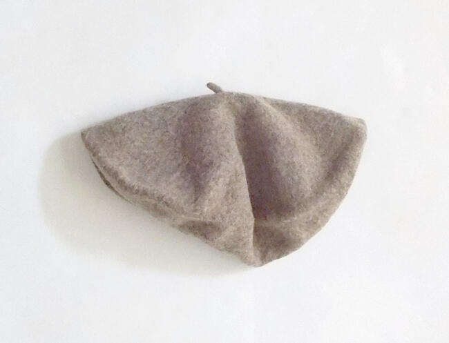 brązowy berecik z filcu