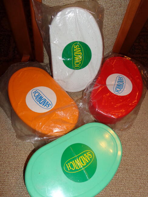 śniadaniówki 4 sztuk nowe plastikowe kolory, komplet