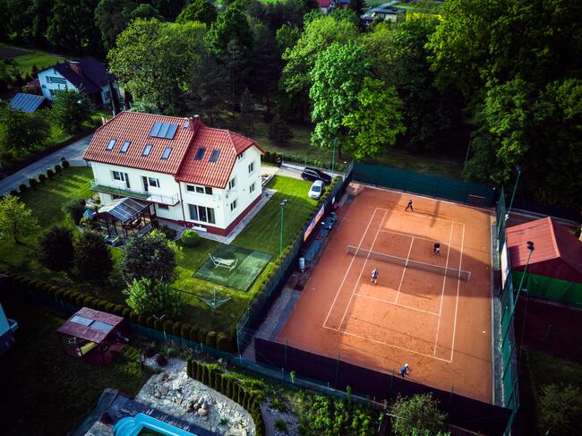 Sprzedam dom z dużą działka i kortem tenisowym