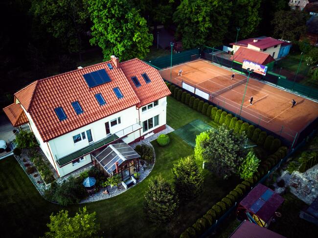 Sprzedam dom z dużą działka i kortem tenisowym