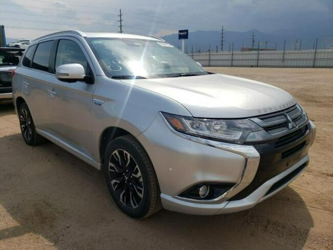 Mitsubishi Outlander 2018, 2.0L hybryda, 4x4, po gradobiciu