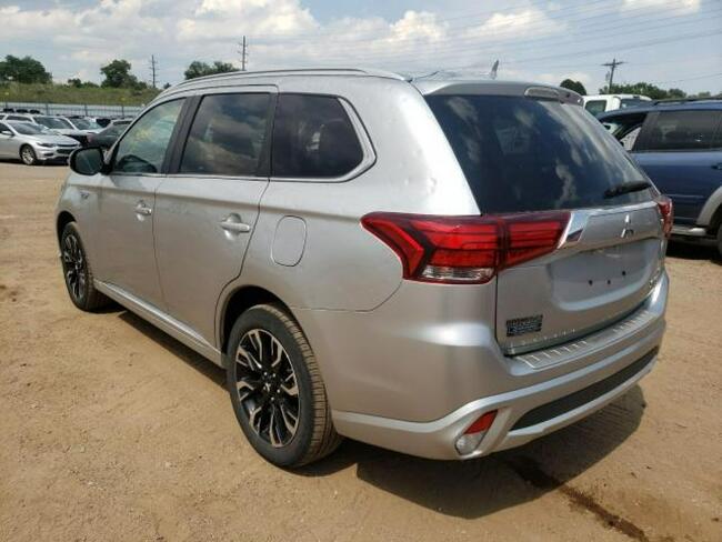 Mitsubishi Outlander 2018, 2.0L hybryda, 4x4, po gradobiciu