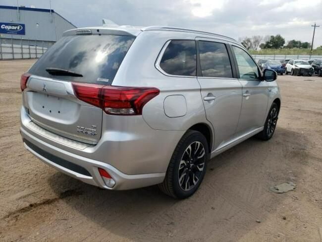 Mitsubishi Outlander 2018, 2.0L hybryda, 4x4, po gradobiciu