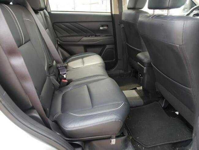 Mitsubishi Outlander 2018, 2.0L hybryda, 4x4, po gradobiciu