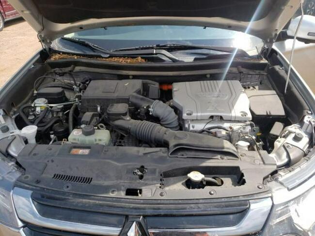 Mitsubishi Outlander 2018, 2.0L hybryda, 4x4, po gradobiciu