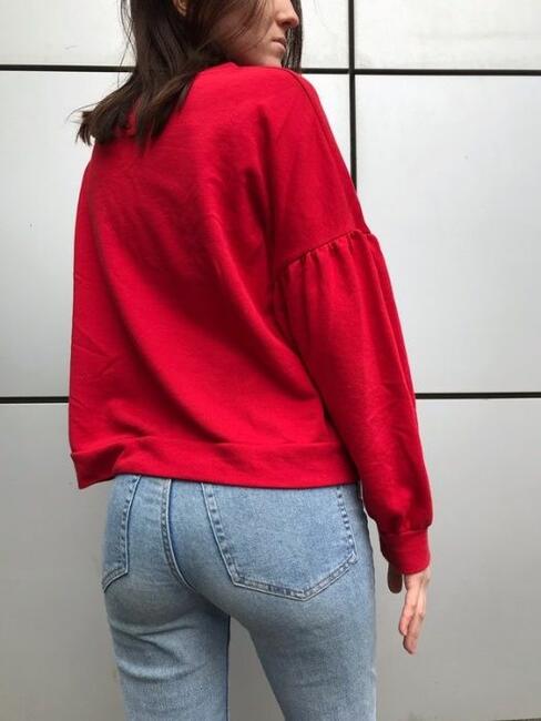 Czerwona bluza z długim rękawem