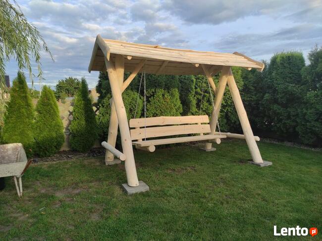 Huśtawka ogrodowa z bala zadaszona