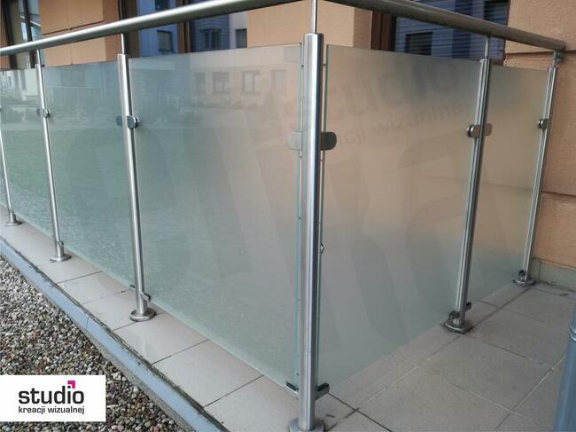 Oklejanie witryn, okien, folią szronioną, mleczną, przeciwsł