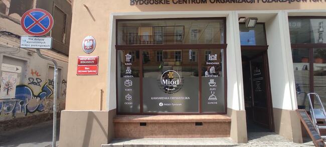 Oklejanie witryn, okien, folią szronioną, mleczną, przeciwsł