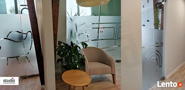 Oklejanie witryn, okien, folią szronioną, mleczną, przeciwsł