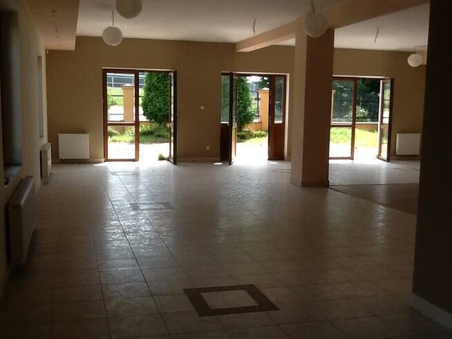 Obiekt komercyjny z gruntem 3800 mkw i dużym parkingiem DK94