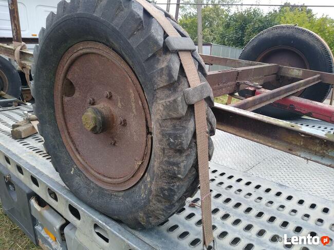 Oś przyczepy z kołami