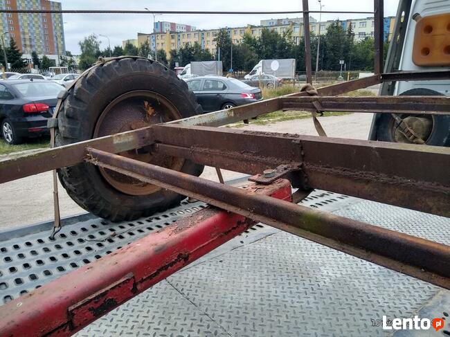 Oś przyczepy z kołami