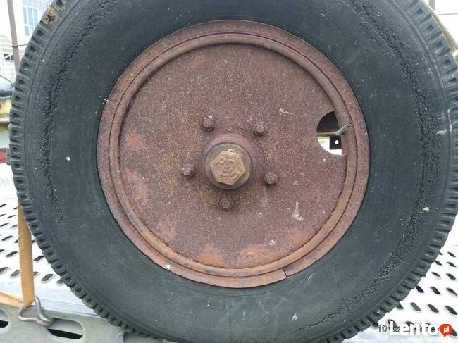 Oś przyczepy z kołami