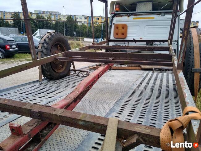 Oś przyczepy z kołami