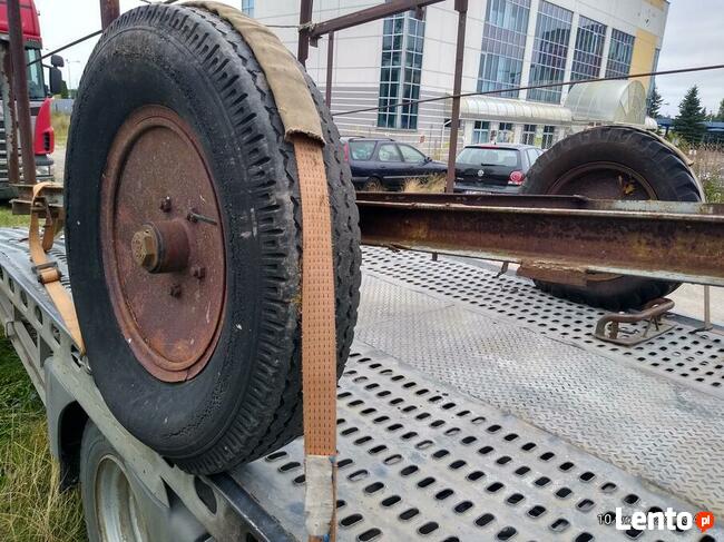 Oś przyczepy z kołami