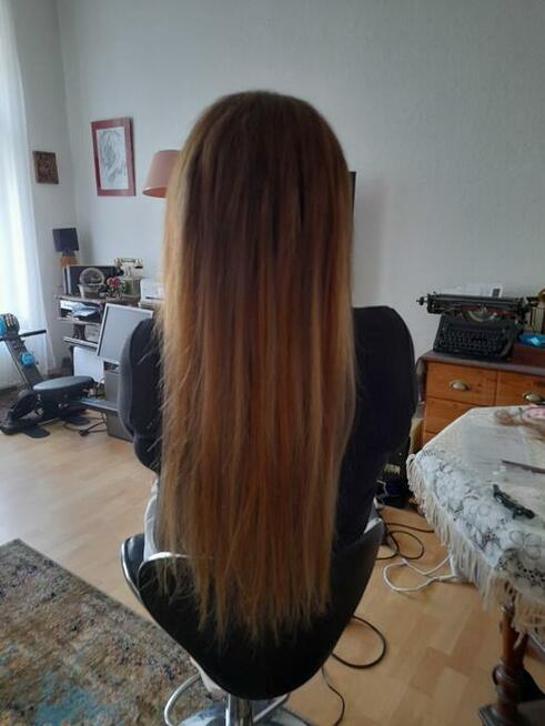 Przedłużanie i zagęszczanie włosów.