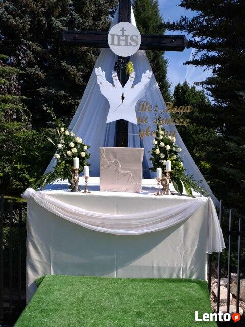 Dłonie z hostią dekoracja Pierwsza Komunia ołtarz Boże Ciało