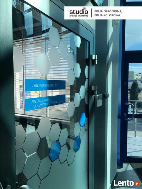 Oklejanie witryn folią szronioną i przeciwsłoneczną