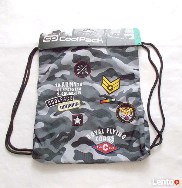 szary worek z naszywkami