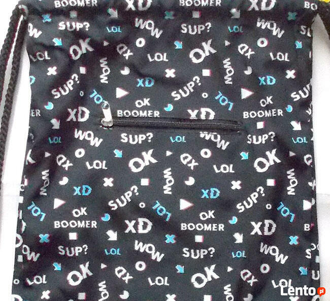 czarny workoplecak, napisy worek na sznureczkach