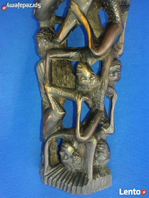 Rzeźba - Przedstawia drzewo życia, symbol więzi rodzinnej.