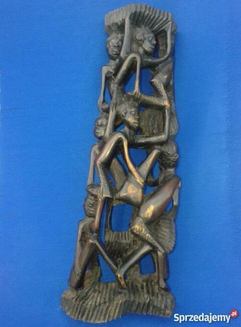 Rzeźba - Przedstawia drzewo życia, symbol więzi rodzinnej.