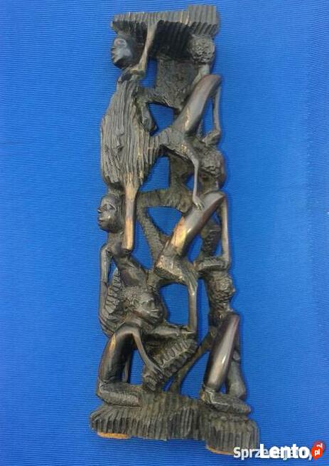 Rzeźba - Przedstawia drzewo życia, symbol więzi rodzinnej.