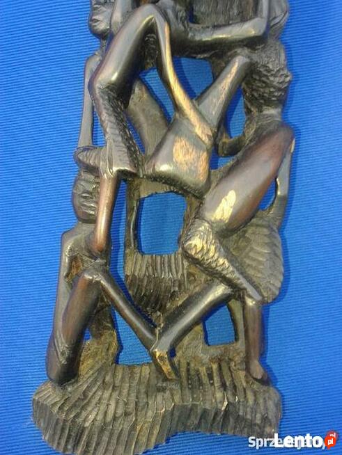 Rzeźba - Przedstawia drzewo życia, symbol więzi rodzinnej.