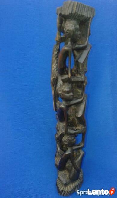 Rzeźba - Przedstawia drzewo życia, symbol więzi rodzinnej.