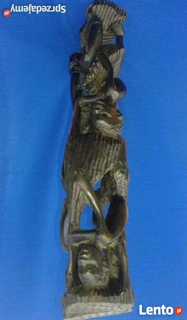 Rzeźba - Przedstawia drzewo życia, symbol więzi rodzinnej.