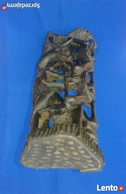 Rzeźba - Przedstawia drzewo życia, symbol więzi rodzinnej.