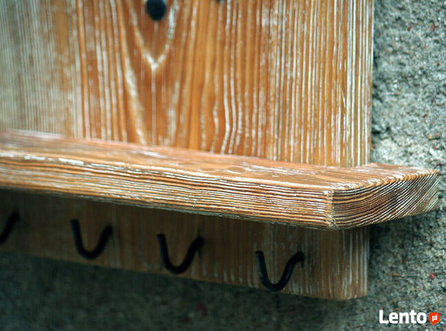 Zegar na desce z półką.