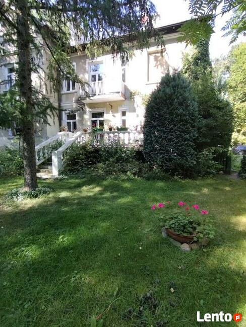 REZYDENCJA W ZIELONEJ OKOLICY BRWINOWA Z OGRÓDKIEM